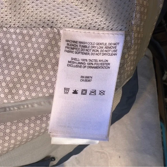 Mountain Hardware 3/4 rain jacket in super condition!!!! - Picture 9 of 15